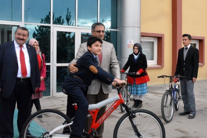 Kelkit’te TEOG’da Başarılı 13 Öğrenciye Bisiklet Hediye Edildi