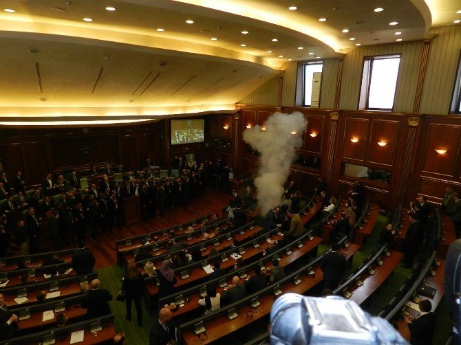 İki Ay Sonra Toplanan Kosova Meclisi Yine Karıştı
