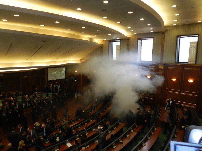 İki Ay Sonra Toplanan Kosova Meclisi Yine Karıştı