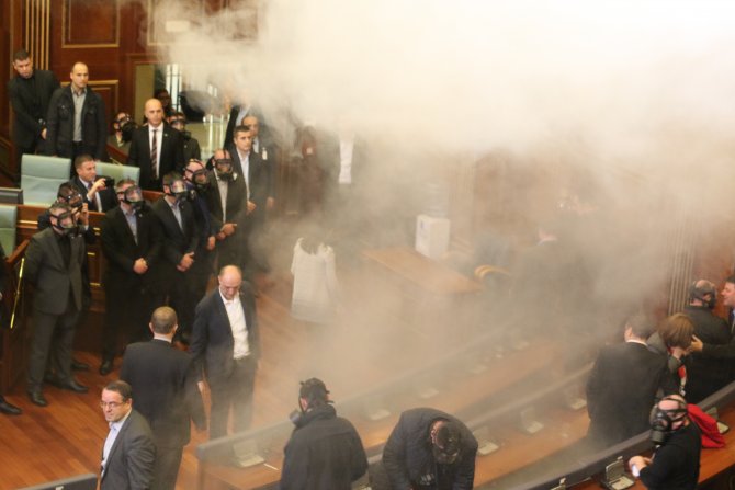Kosova Meclisi'ne yine biber gazı atıldı