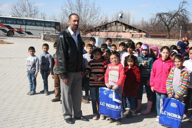 Malatya Şam Derneğinden Süriyeli Öğrencilere Kıyafet Yardımı