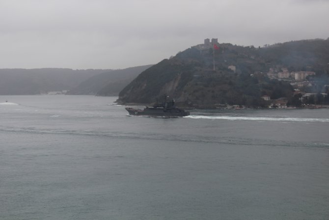 Rus savaş gemileri Boğaz'dan geçti