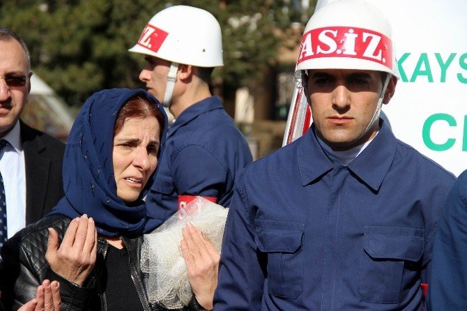 Ankara’daki Patlamada Ölen Ayşegül Pürnek Duvağıyla Uğurlanıyor