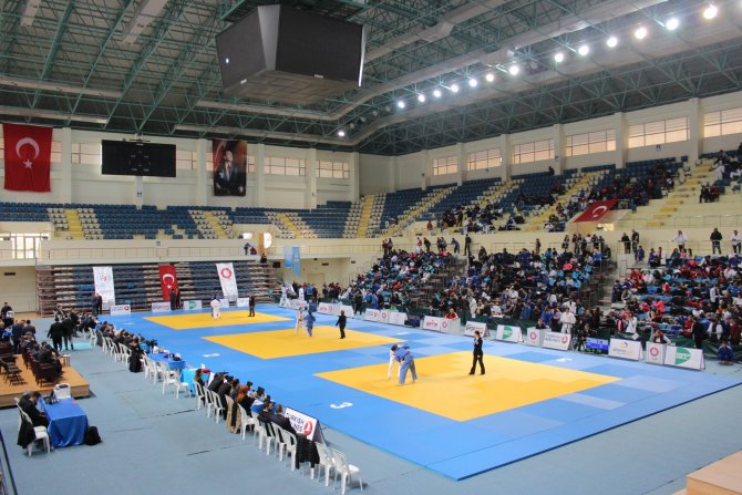 Genç judocular Sakarya’da mindere çıktı