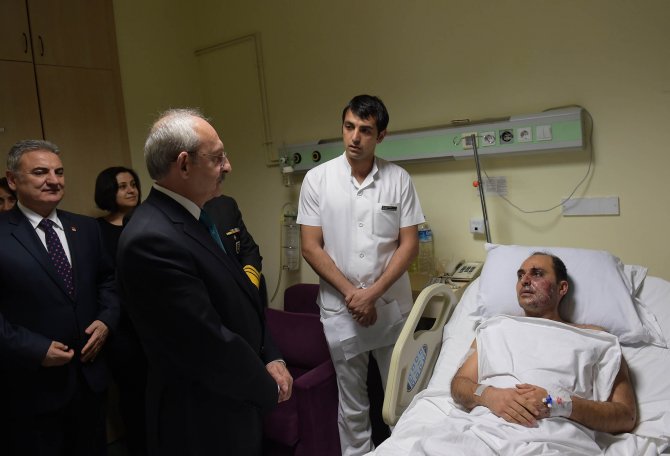Kılıçdaroğlu, GATA'da yaralıları ziyaret etti