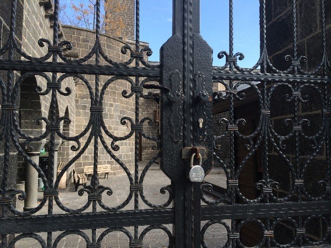 Terör, 850 Yıllık Caminin Kapısına Kilit Vurdurdu