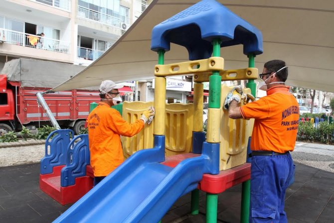 Konak Belediyesi parklardaki çocuk oyun gruplarını dezenfekte ediyor