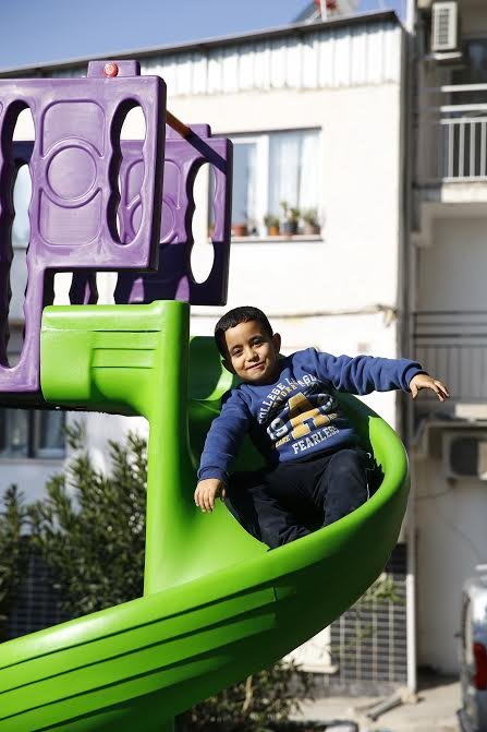 Konak Belediyesi parklardaki çocuk oyun gruplarını dezenfekte ediyor