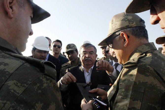 Milli Savunma Bakanı İsmet Yılmaz Suriye Sınırında İncelemelerde Bulundu