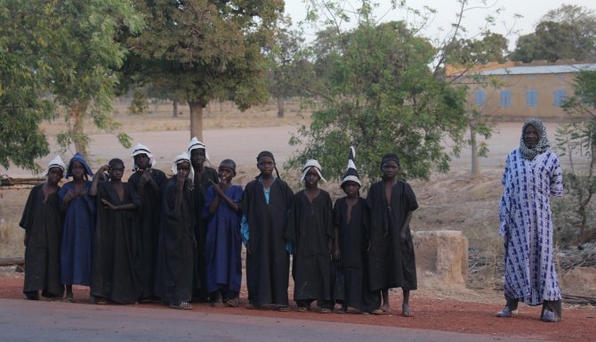 Mali'de 'bubu' ve 'koşobani', yeni sünnet olmuş çocukların vazgeçilmezi