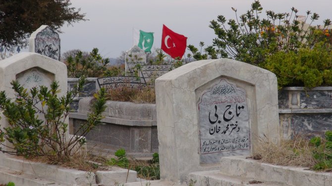 "Ben Türkiye'nin de kızıyım" diyen Pakistanlı öğrencinin kabrine Türk bayrağı