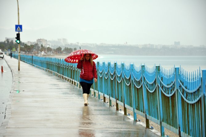 Sıcaklığın 10 dereceye düştüğü Antalya yağmura teslim oldu