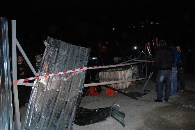 Beyoğlu’nda 15 Metrelik İnşaat Sahasına Uçan Araçtan Sağ Çıktılar