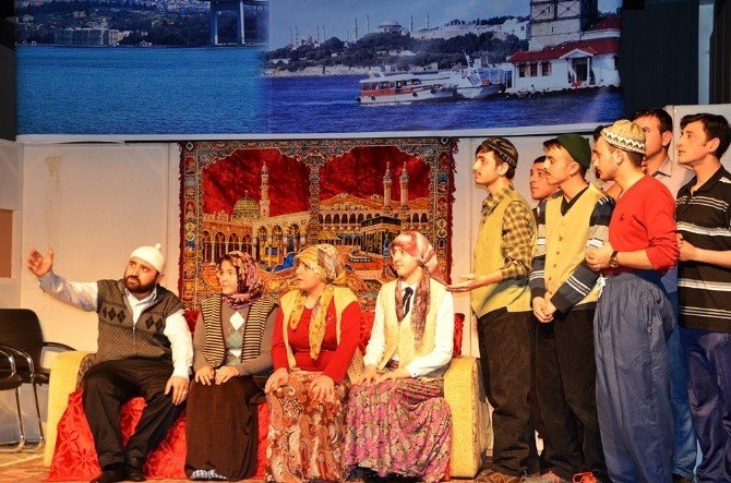 Cumhurbaşkanı Recep Tayyip Erdoğan’ın Hayatını Anlatan ‘’Başkan’’ Tiyatro Oyunu Sahnelendi