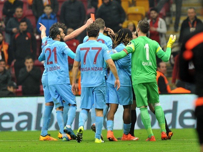 Trabzonspor Kızardı, Galatasaray 3 Puana Uzandı