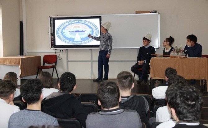 Kırgız Öğrenciler Kültürlerini Tanıttı