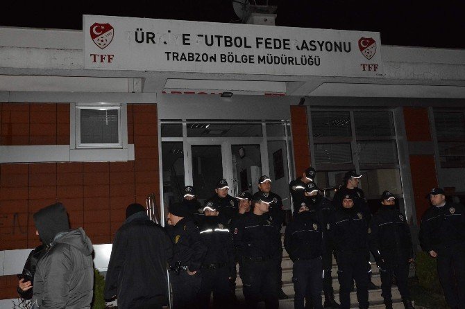 Trabzonsporlu Taraftarlar Sokağa Döküldü