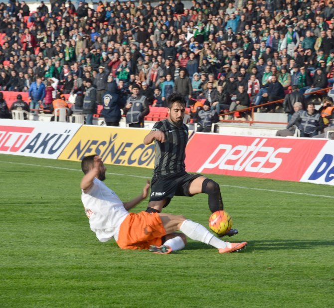 Akhisar Belediyespor: 0 - Medipol Başakşehir: 0 (İlk yarı)