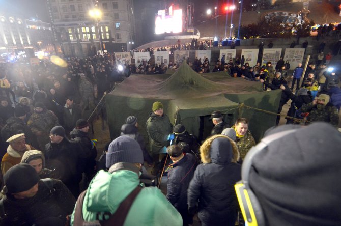Ukraynalı eylemciler meydanda geceledi