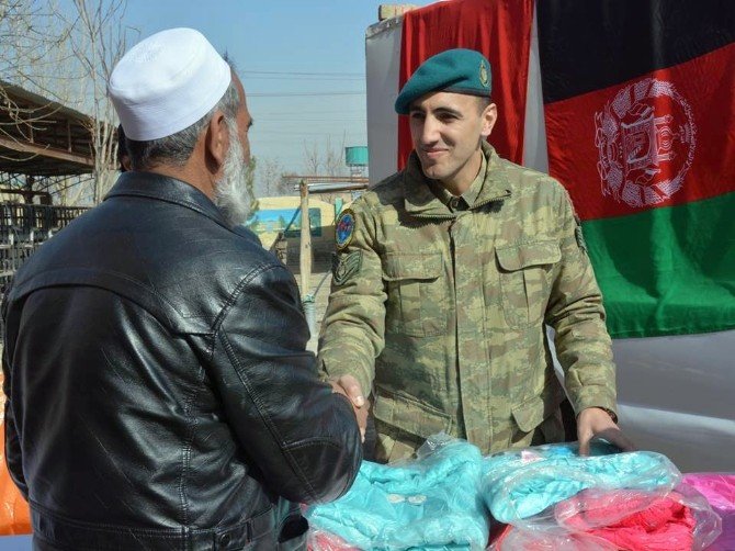 TSK’dan Afgan Miniklere Kışlık Mont
