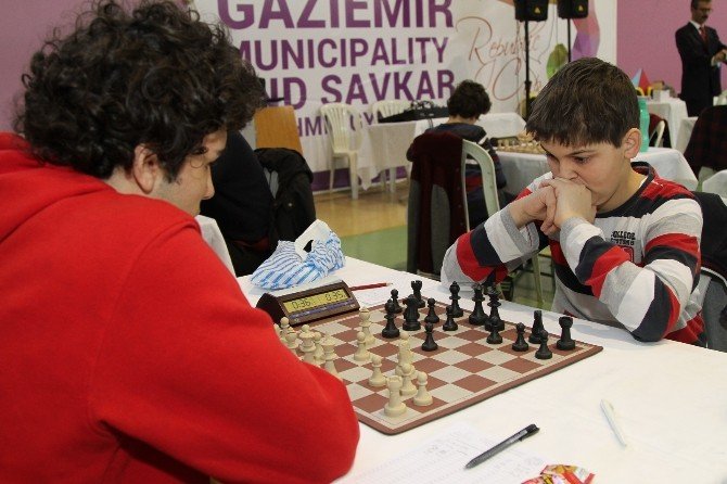 Gaziemir’de Nefes Kesen Satranç Turnuvası