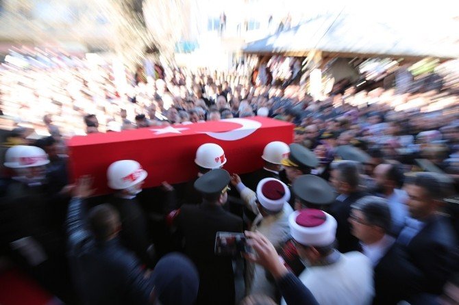 Şehit Cenazesinde Vatandaşlar Askerlere Sarılarak Ağladı