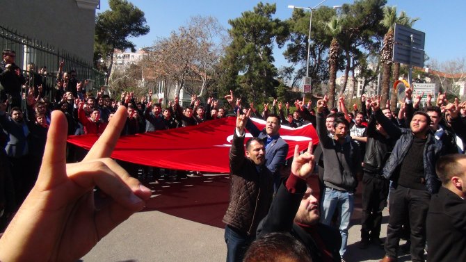 Fırat Yılmaz Çakıroğlu için rektörlük önünde toplandılar