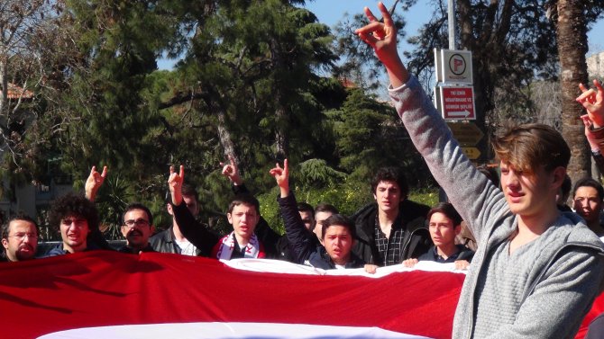 Fırat Yılmaz Çakıroğlu için rektörlük önünde toplandılar