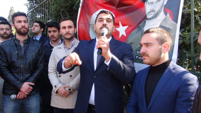 Fırat Yılmaz Çakıroğlu için rektörlük önünde toplandılar