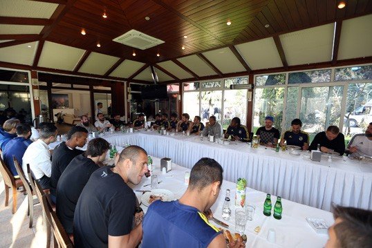 Fenerbahçe'de yöneticiler ve futbolcular yemekte buluştu