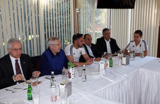 Fenerbahçe'de yöneticiler ve futbolcular yemekte buluştu