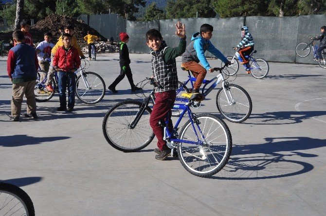 Kemerli Öğrencilerinin Bisiklet Sevinci