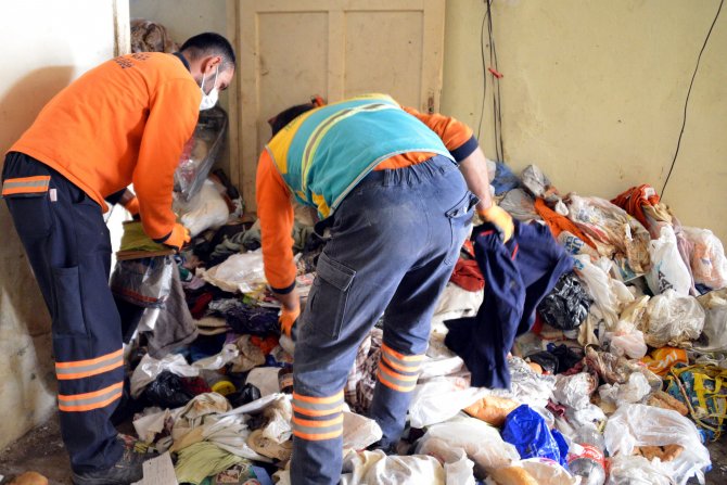 Akdeniz'de bir evden 2 kamyon çöp çıktı