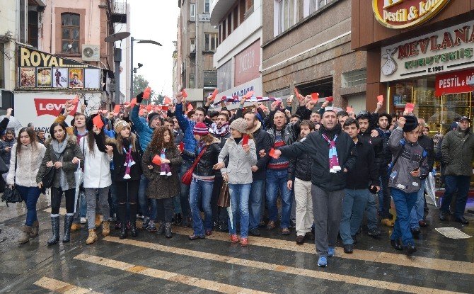 Trabzonspor Taraftarından Kırmızı Kartlı Protesto