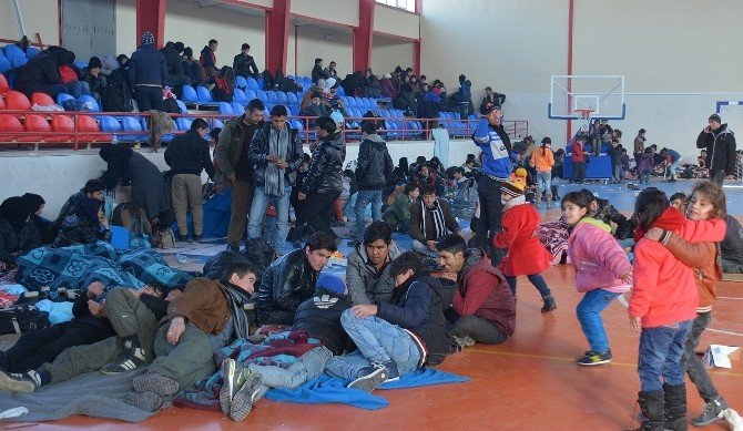 Salonları Sığınmacılara Tahsis Edilen Minikler Kumsalda Antrenman Yaptı