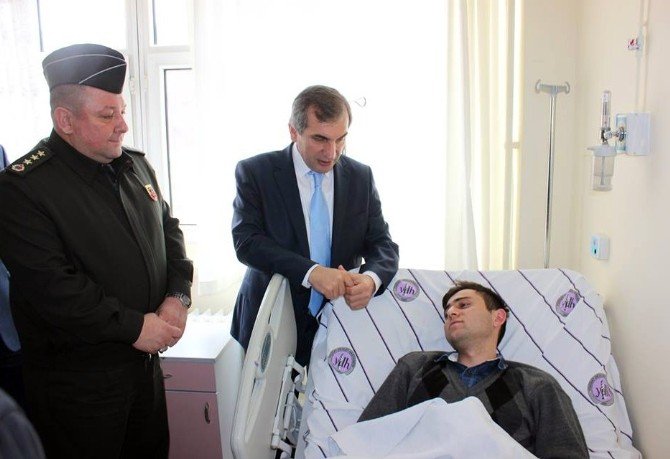 Yozgat Valisi Yazıcı, Yaralı Askerleri Hastanede Ziyaret Etti