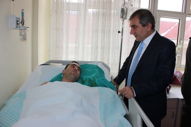 Vali Yazıcı, yaralı askerleri hastanede ziyaret etti