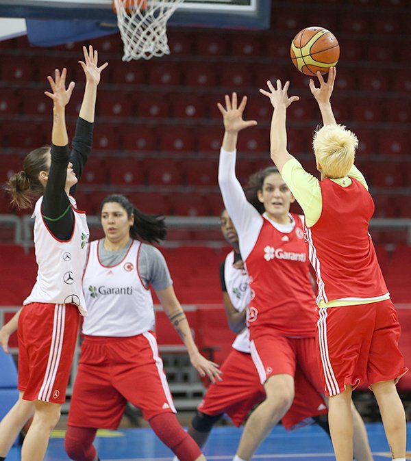 Basketbol A Milli Kadın Takımı İsrail'e uçtu