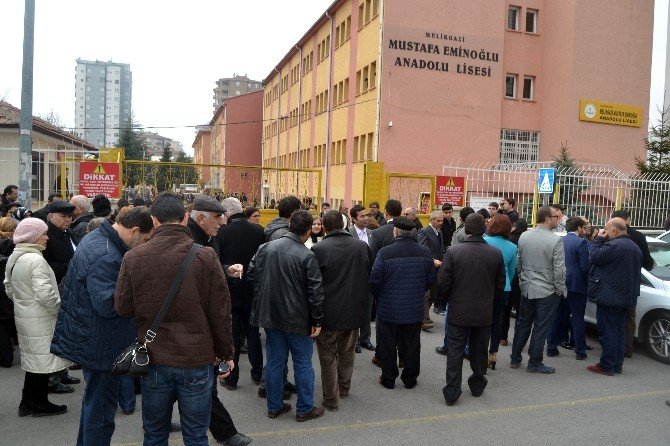 CHP İl Teşkilatı Cansel’in Okuduğu Okulun Önüne Karanfil Bıraktı