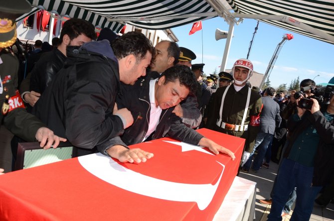 Şehit Karabulut'u Akşehir'de binlerce kişi son yolculuğuna uğurladı