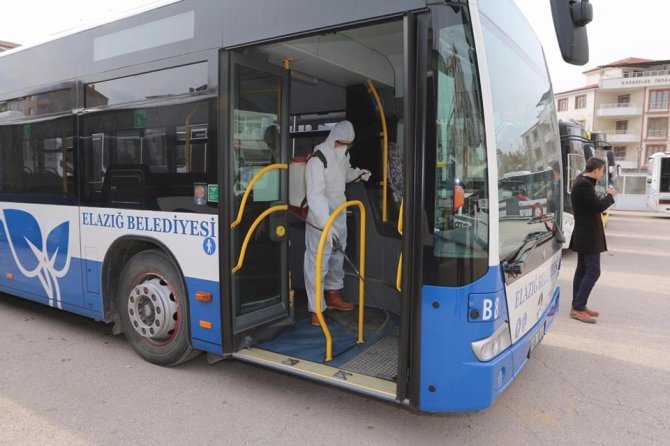 Elazığ Belediyesi toplu taşıma araçlarında ilaçlama yaptı