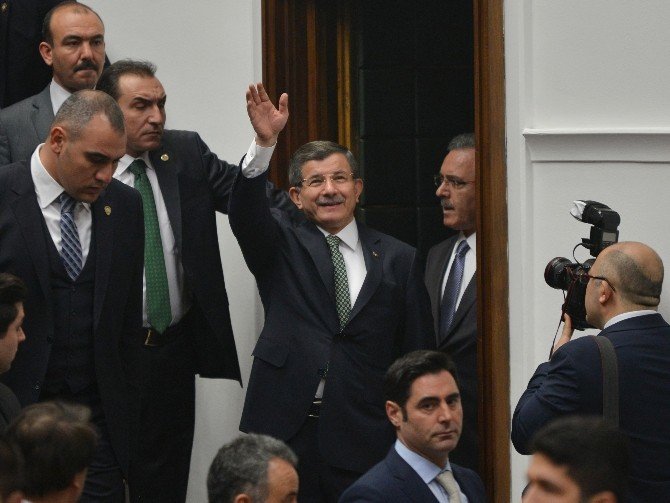 Başbakan Davutoğlu, HDP’li Tuba Tezer’i Sert Dille Eleştirdi