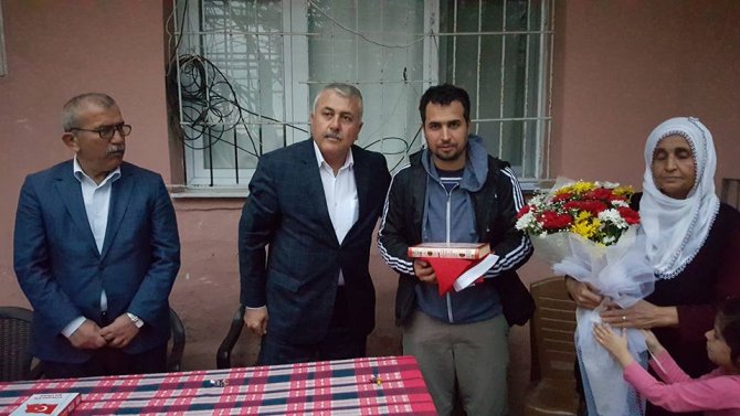 Başkan Toksoy, Sur gazisine Kur'an-ı Kerim ve Türk Bayrağı hediye etti