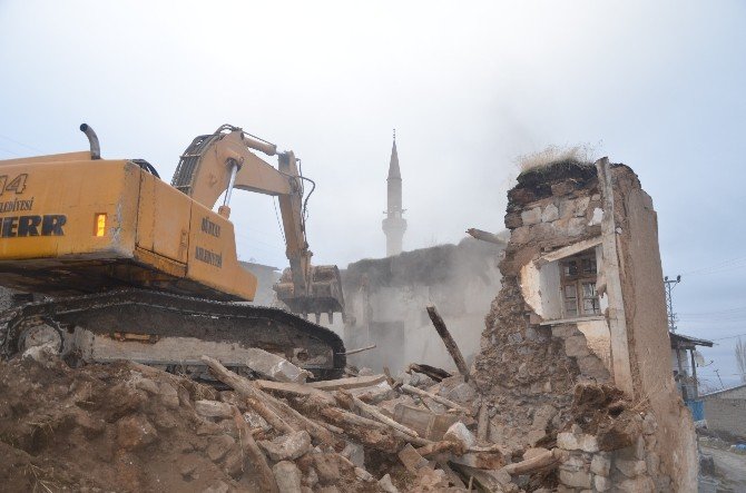 Bünyan Belediyesi 4 Mahallede 74 Metruk Yapıyı Yıktı
