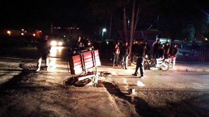Salihli’de Sepetli Motosiklet Devrildi: 2 Yaralı