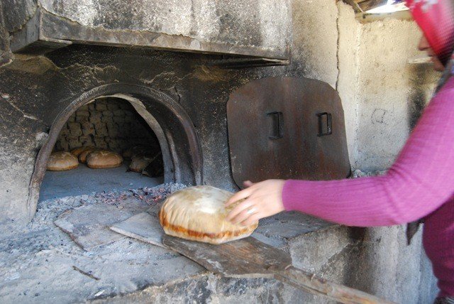 Orhaneli Kadını Ekmeğini Taştan Çıkartıyor