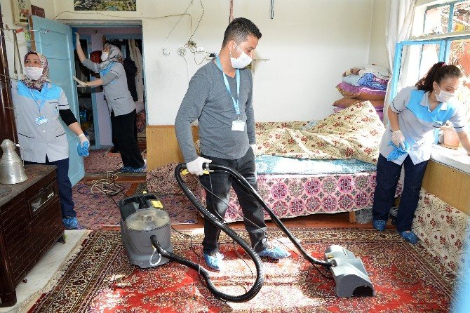 Pamukkale’de Yaşlıların Evi Belediye Ekipleri Tarafından Temizlendi