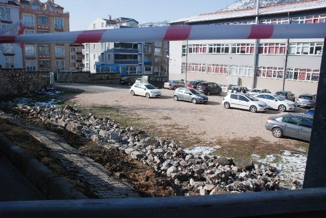 Tokat’ta Okulun İstinat Duvarı Çöktü