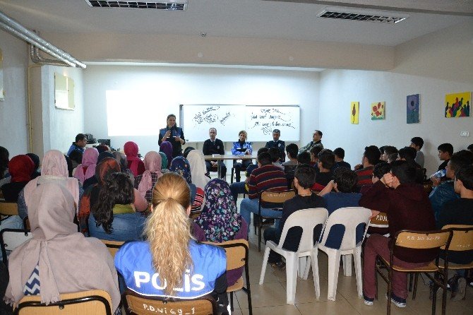 Nazilli’de Toplum Destekli Polisler Öğrencileri Bilgilendiriyor