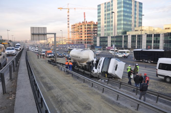 İstanbul'da tanker kazası E-5 trafiğini felç etti